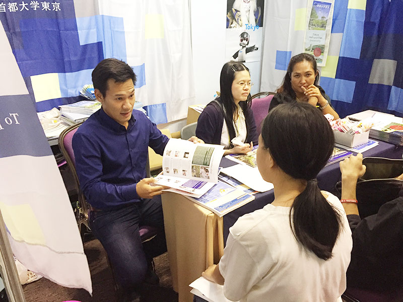 They kindly field the questions from visitors and give advice.