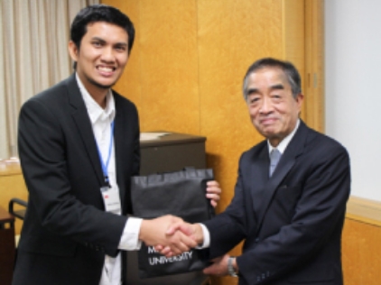 学長と留学生一人ひとりが握手